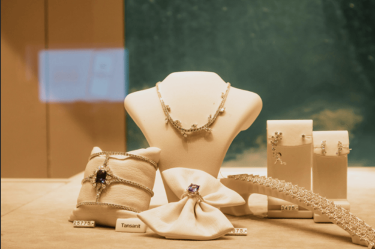 The Insider’s Guide to Buying Fine Jewelry in 2026 (Without Getting It Wrong) 