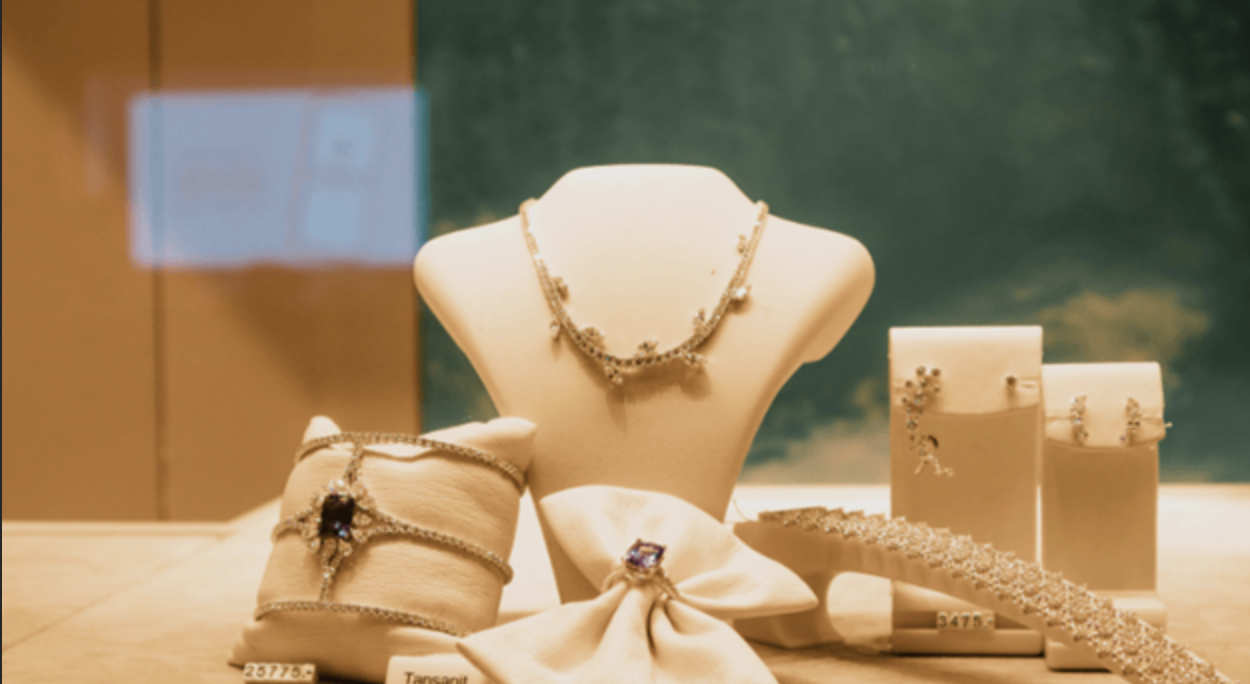 The Insider’s Guide to Buying Fine Jewelry in 2026 (Without Getting It Wrong) 